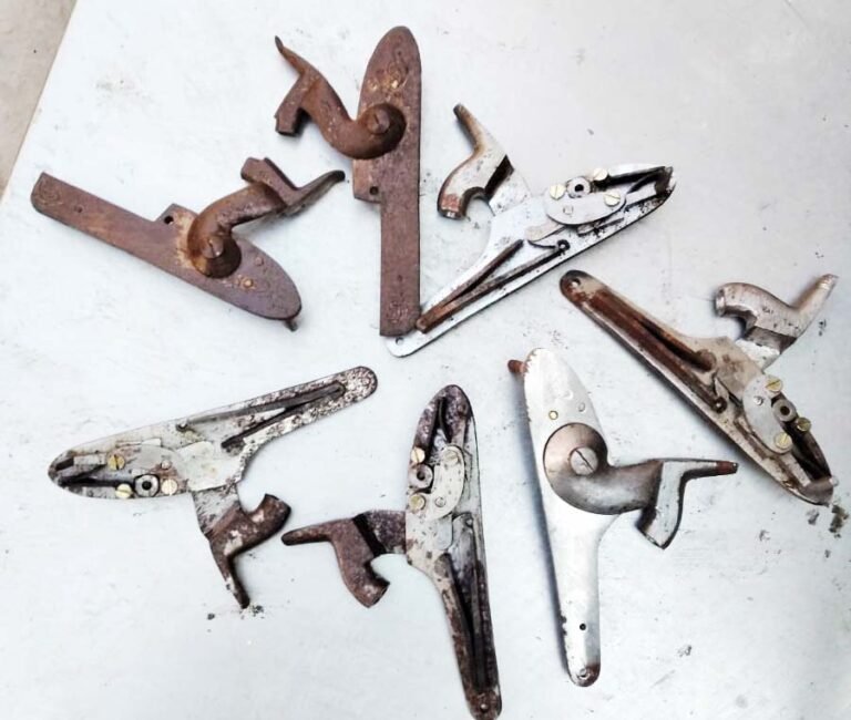 भारी मात्रा में बारूद, पोटाश, गनचाप, गन पाउडर, लोहे के छर्रे आदि बरामद, दो आरोपी गिरफ्तार